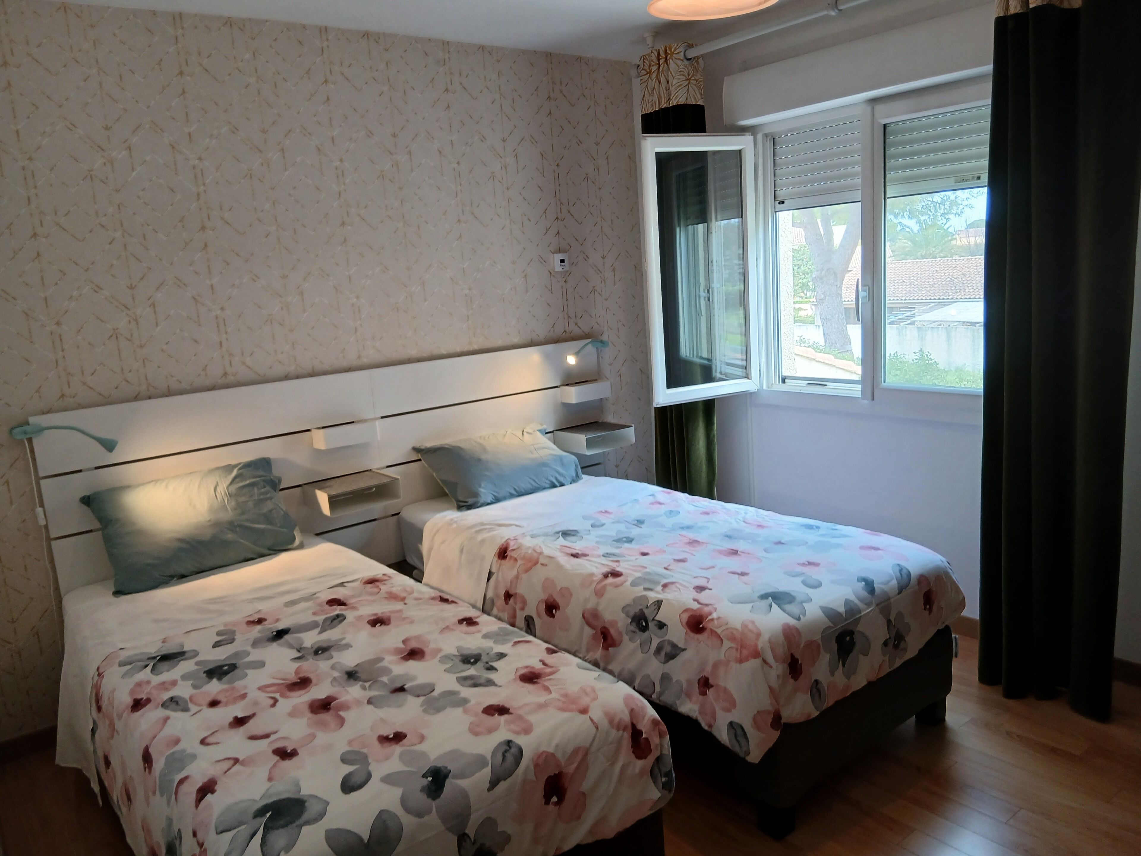 2 bedrooms, iron/ironing board, WiFi (free), bed sheets