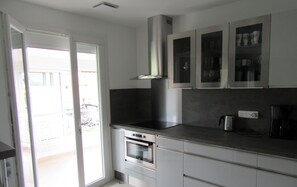 Frigorifero, microonde, forno, piano cottura