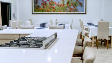 2 restaurants, breakfast served