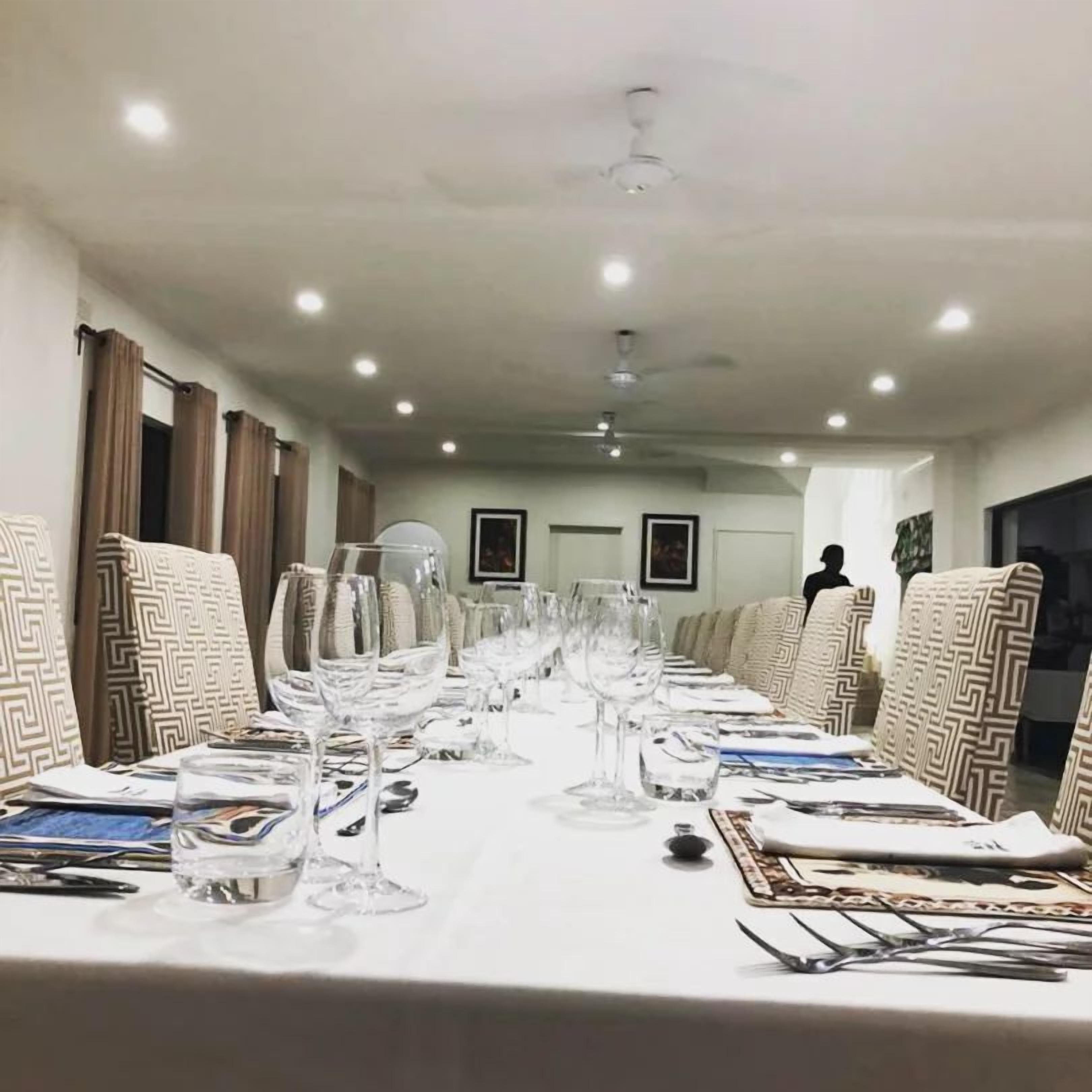 2 restaurants, breakfast served