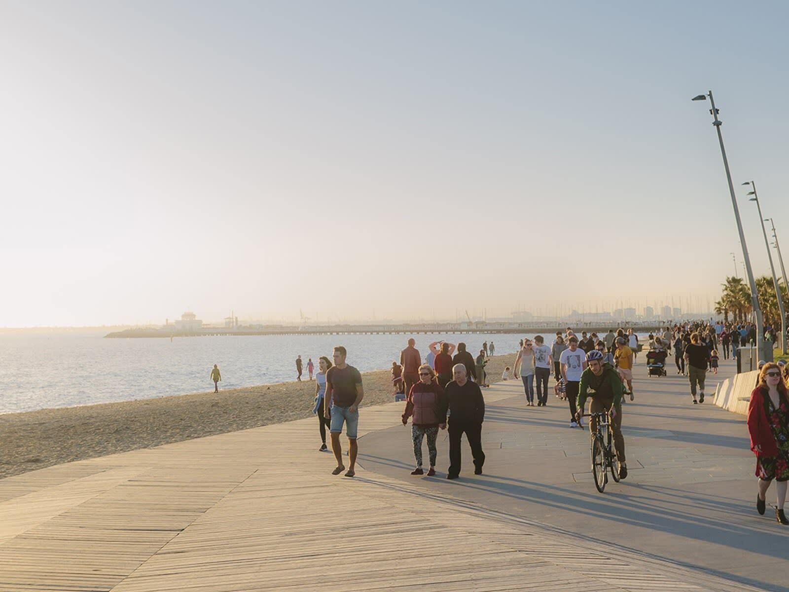 Charming 2BR Unit minutes away from St Kilda Beach