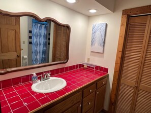 Duschwanne, Handtücher, Toilettenpapier