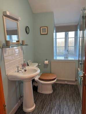 وحدات دش مع أحواض استحمام، مجففات شعر، مناشف، صابون