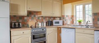 The Old Farmhouse, Family-Friendly Stay on a Peaceful Organic Farm (Sleeps 8)