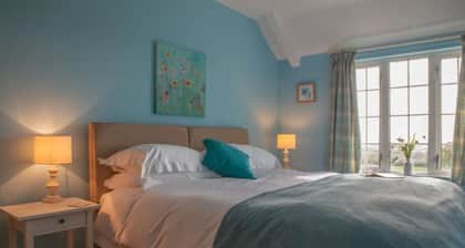 The Old Farmhouse, Family-Friendly Stay on a Peaceful Organic Farm (Sleeps 8)