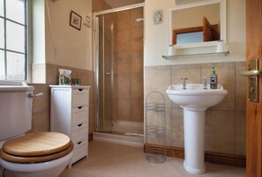 Combined shower/tub, hair dryer, towels, soap - The Old Farmhouse, Family-Friendly Stay on a Peaceful Organic Farm (Sleeps 8) (Exeter)