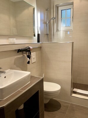 Dusche, Haartrockner, Handtücher, Seife