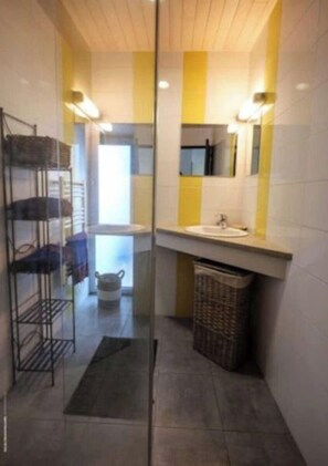 Douche, sèche-cheveux, serviettes fournies, papier toilette