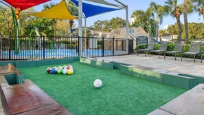 Una piscina al aire libre, una piscina climatizada