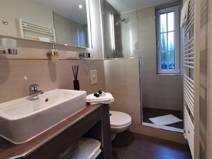 Dusche, Haartrockner, Handtücher, Seife