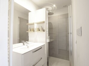 Dusche, kostenlose Toilettenartikel, Haartrockner, Handtücher