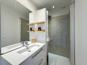 Shower, free toiletries, hair dryer, towels