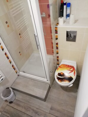 Suihku, hiustenkuivaaja, vessapaperi