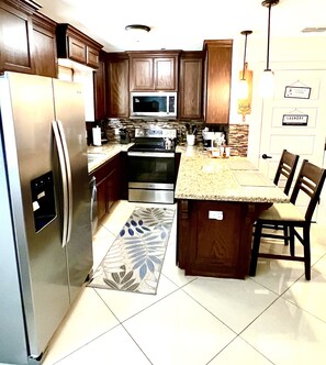 Frigorifero, microonde, forno, piano cottura