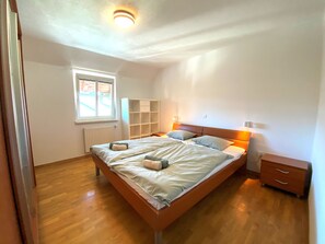 2 bedrooms, travel crib, free WiFi, bed sheets