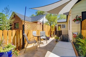 Outdoor dining - Ski & Hike: Cozy Dtwn Reno Studio w/ Fireplace (Reno)