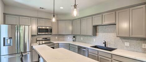 Refrigerador, microondas, placa de cocina, lavavajillas