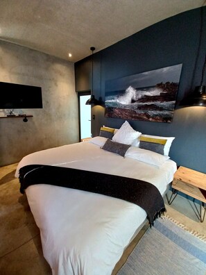 6 bedrooms, iron/ironing board, free WiFi, bed sheets