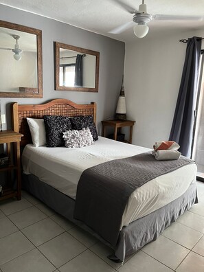 2 bedrooms, free WiFi, bed sheets - Lovely 2 Bedroom Condo, 1 block to 5th Ave, 2 blocks to the beach! (Playa del Carmen)