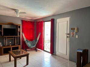 TV - Lovely 2 Bedroom Condo, 1 block to 5th Ave, 2 blocks to the beach! (Playa del Carmen)
