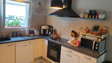 Een koelkast, een microgolfoven, een oven, een kookplaat