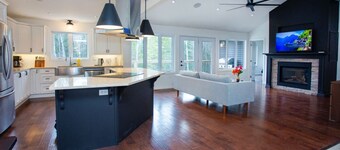 Modern Mountain House in the Heart of Haliburton, Mins to Lake