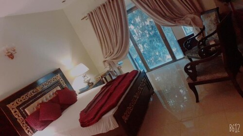 Hotel Gulberg Lodges