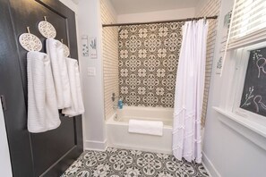 Een douche, gratis toiletartikelen, een haardroger, handdoeken