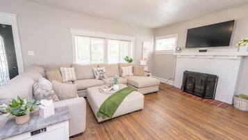 Una Smart TV, una chimenea