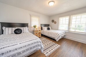 4 chambres, bureau, fer et planche à repasser, lit de bébé portatif