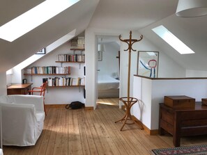 2 bedrooms, desk, free WiFi, bed sheets