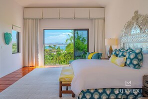 4 habitaciones, escritorio y tabla de planchar con plancha