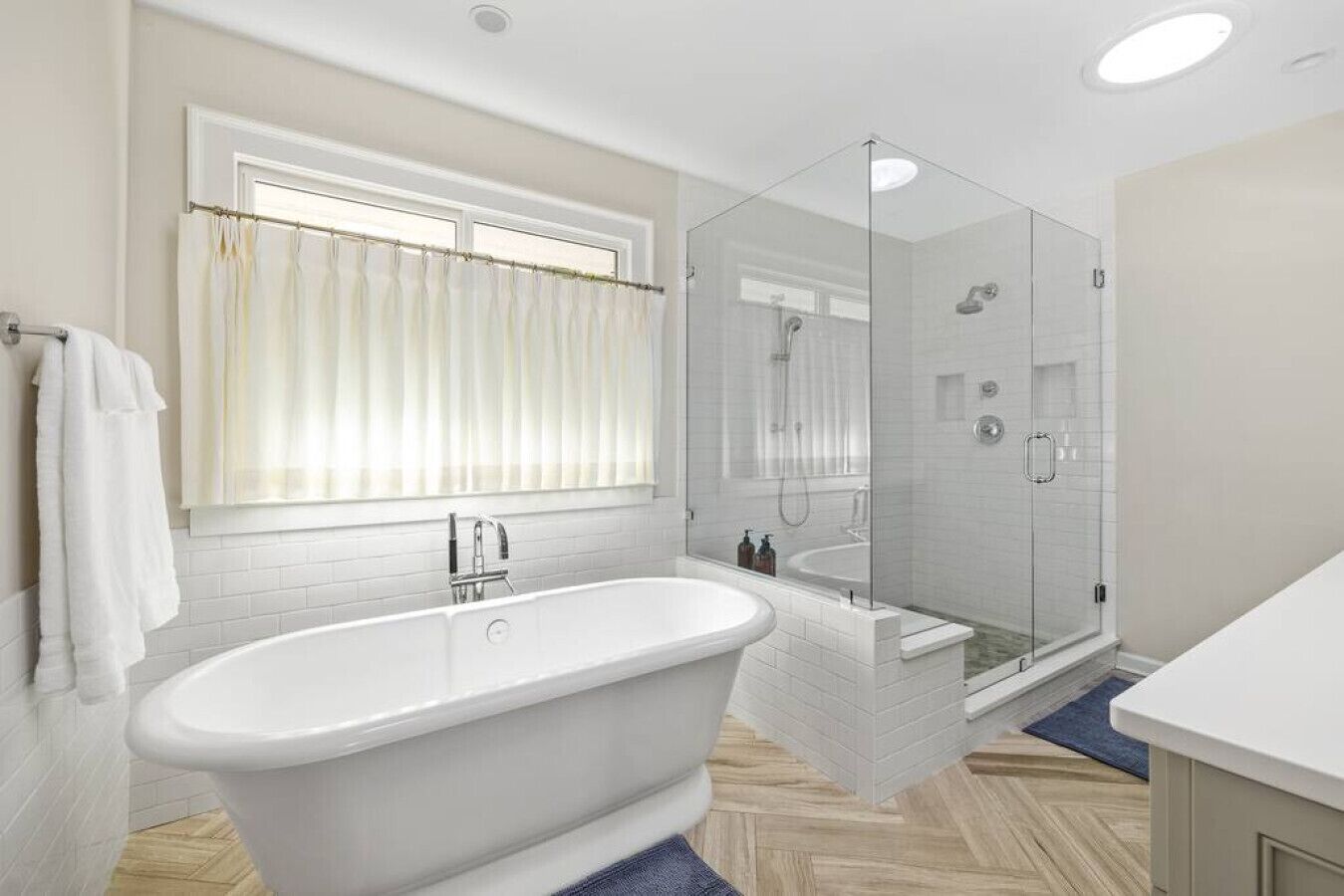 Ensemble douche/baignoire, articles de toilette écologiques