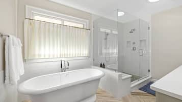 Combined shower/bathtub, eco-friendly toiletries, hair dryer, towels