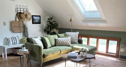 Cheerful, modern 2 bedroom loft apartment on the Coast of Maine