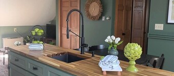  Cheerful, modern 2 bedroom loft apartment on the Coast of Maine