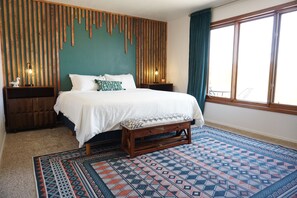 3 bedrooms, desk, iron/ironing board, travel crib