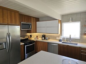 冰箱、微波炉、烤箱、炉灶