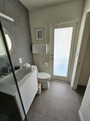 Combined shower/bathtub, hair dryer, towels