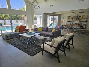 Smart TV, video games - Dive-In Palm Springs. (Palm Springs)