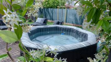 Bain à remous extérieur