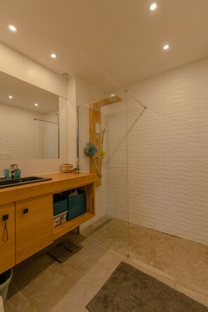 Baignoire, serviettes fournies, papier toilette