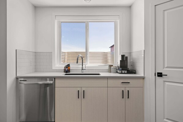 Fridge, microwave, oven, stovetop - Livingston Way | Family-Friendly Retreat | 55" TV! (Pincher Creek)