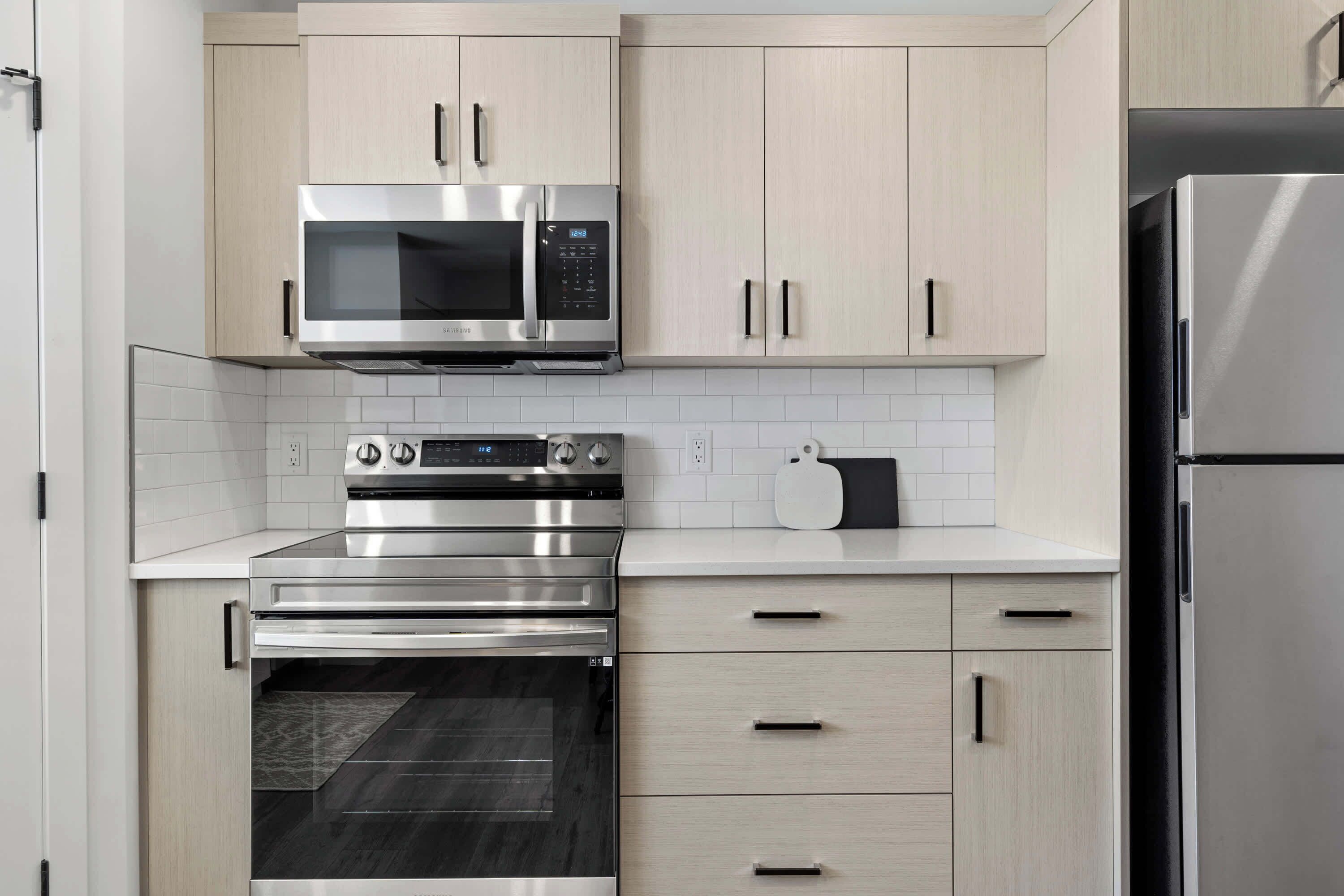 Frigorifero, microonde, forno, piano cottura