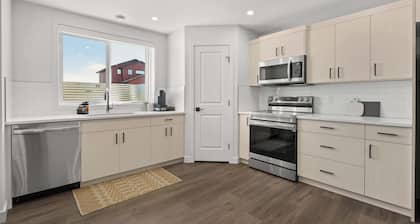 Livingston Way | Family-Friendly Retreat | 55" TV!