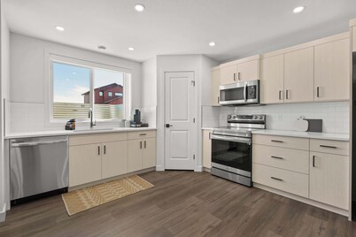 Livingston Way | Family-Friendly Retreat | 55" TV!