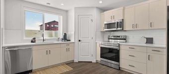 Livingston Way | Family-Friendly Retreat | 55" TV!