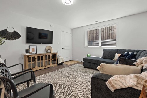 Livingston Way | Family-Friendly Retreat | 55" TV!