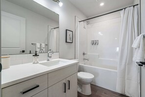 Badewanne, Haartrockner, Handt ücher, Seife