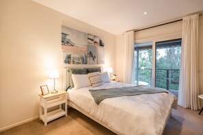 5 bedrooms, desk, iron/ironing board, WiFi